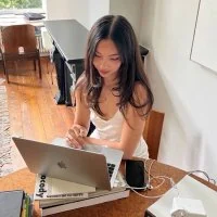 Kathia’s avatar, discussing how Tonebird adapts the tone of a reply